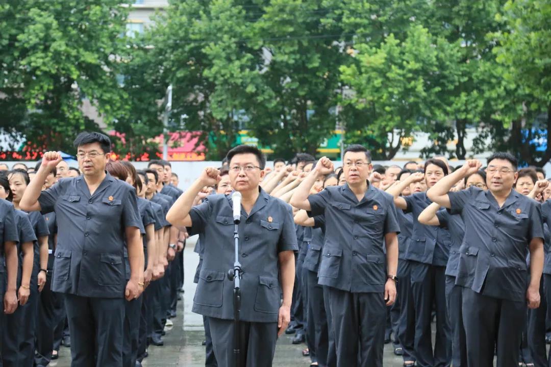 支队政委重伤倒地,俩伪军发现他还活着,附耳说:别动,一会就走