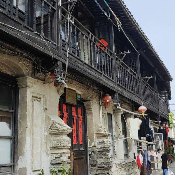 老人清晨突发疾病路边跌倒，北大医疗淄博医院医生紧急施救